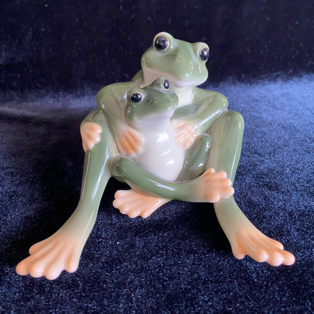 Franz Porcelain Frog Figurine FZ00625 Mother & Baby Frog 3"